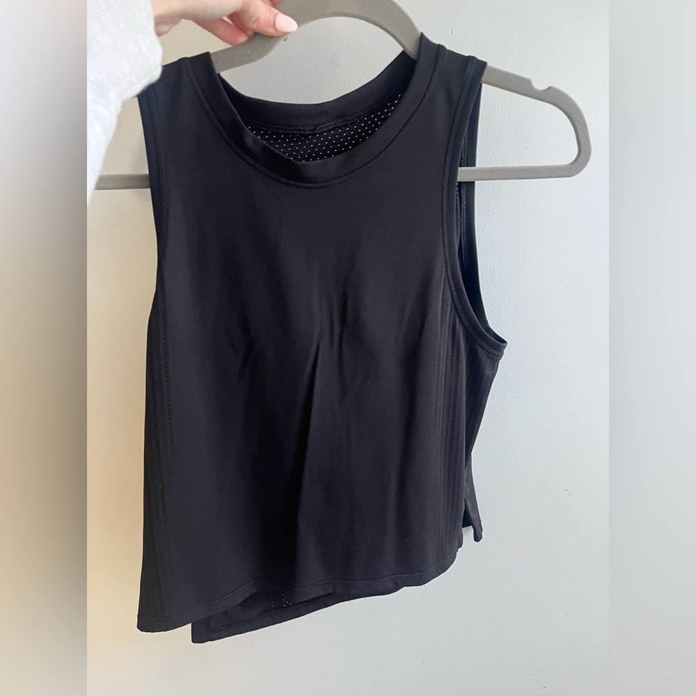 Lululemon black flowy tank